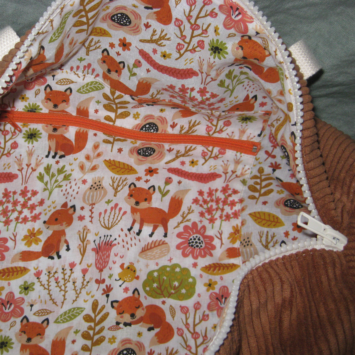 Sac week-end bébé velours brique – Image 6