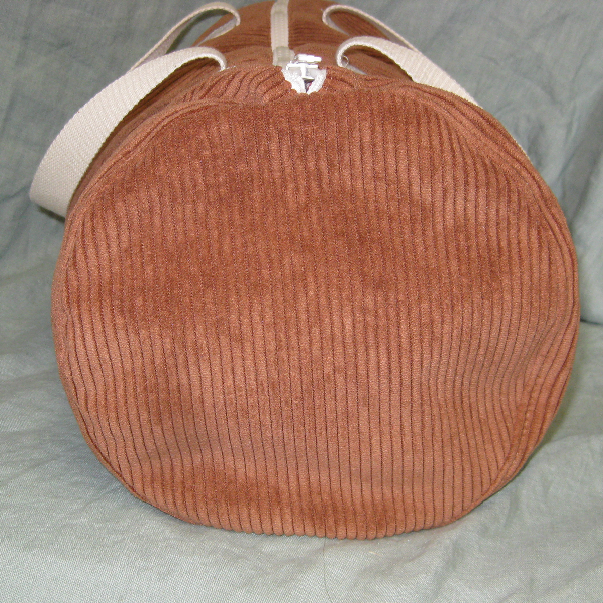Sac week-end bébé velours brique – Image 5